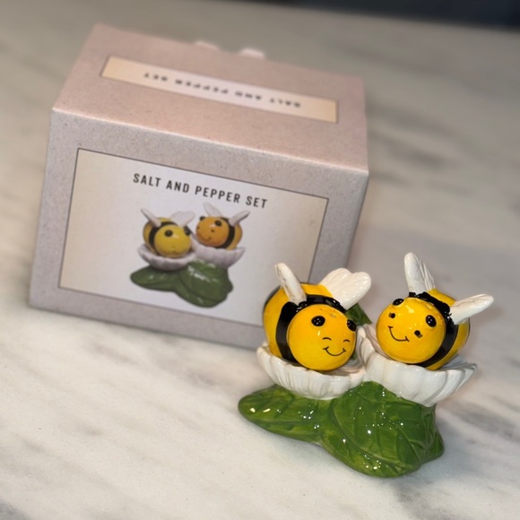 Bees on Flowers Salt and Pepper Shakers Cracker Barrel New in Box. - Picture 3 of 6